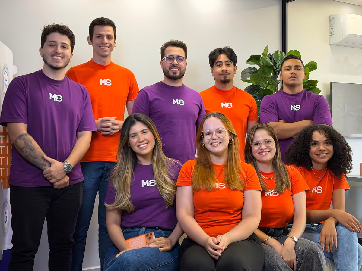 Equipe da M8 Marketing reunida na sede da agência, em Goiânia