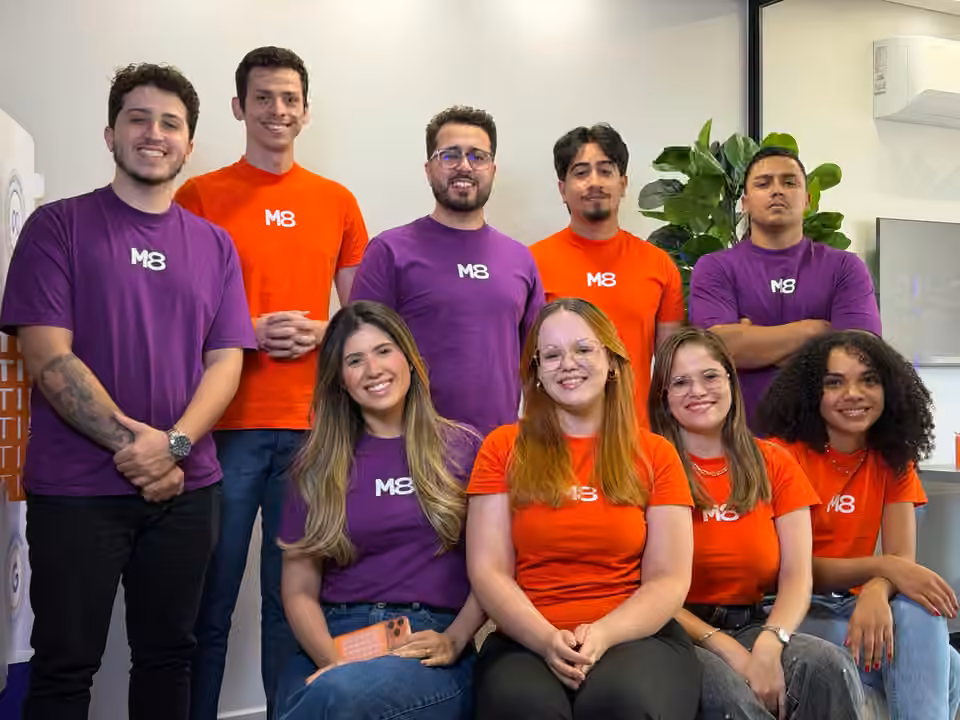 Equipe da M8 Marketing reunida na sede da agência, em Goiânia